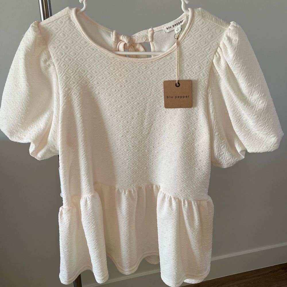 NWT BLU PEPPER PEPLUM CREAM TEXTURED PUFF SLEEVE TOP